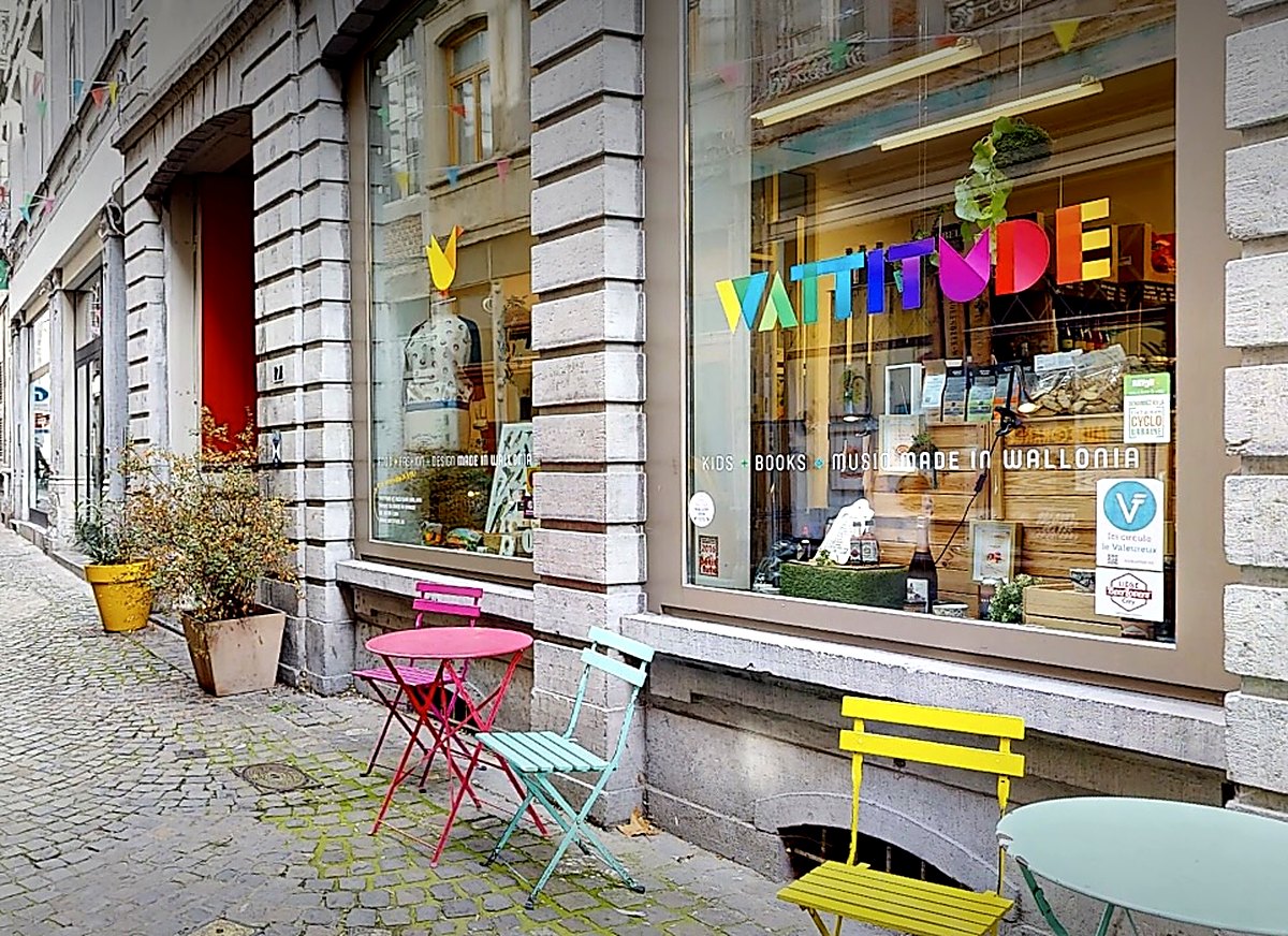 La vitrine colorée de Wattitude, rue du centre de Liège
